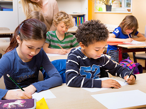 Schüler/-innen sitzen in der Schulklasse und schreiben © drubig-photo, Fotolia Schüler/-innen sitzen in der Schulklasse und schreiben