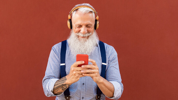 © Vane Nunes, stock.adobe.com Senior hipster man using mobile smartphone