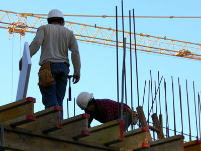 Zwei Bauarbeiter bei der Arbeit auf einem Dach © artpost, fotolia.com Bauarbeiter arbeiten auf einer Baustelle am Dach.